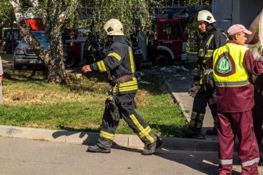 Kharkiv, Ukrayna, 7 Temmuz 2025. İtfaiyeciler, Rus Şaban uçaklarının çarptığı Kharkiv 'deki bir yerleşim yerine gidiyorlar. Birçok apartman yanarken hasar çok büyük..