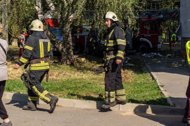 Kharkiv, Ukrayna, 7 Temmuz 2025. İtfaiyeciler, Rus Şaban uçaklarının çarptığı Kharkiv 'deki bir yerleşim yerine gidiyorlar. Birçok apartman yanarken hasar çok büyük..