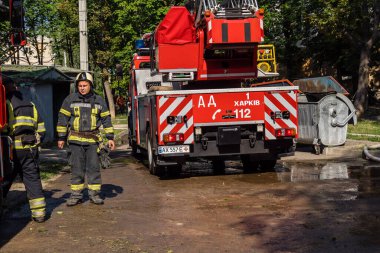 Kharkiv, Ukrayna, 7 Temmuz 2025, Harkiv 'deki hasarlı binanın yakınına park edilmiş itfaiye araçları iki Rus Şaban uçağı tarafından vuruldu. Hasar çok fazlaydı ve birkaç apartman yanmıştı..