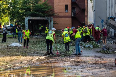 Kharkiv, Ukrayna, 7 Temmuz 2025 Temizlikçiler Kharkiv 'de bir Rus Şaban İHA' sının çarptığı bir bina üzerinde çalışıyorlar. Birçok apartmanın yanması ve pencerelerin tahrip olmasıyla hasar büyük oldu.