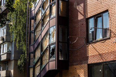 Kharkiv, Ukrayna, 7 Temmuz 2025 Kharkiv 'deki bir binaya iki Rus Şaban uçağı çarpmış. Hasar çok fazlaydı, birkaç daire yandı ve sayısız pencere yıkıldı..