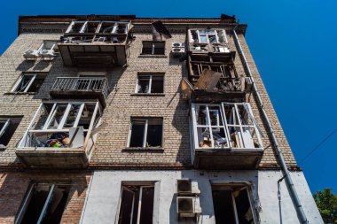 Kharkiv, Ukrayna, 7 Temmuz 2025 Kharkiv şehir merkezine Rus Şaban İHA 'ları saldırdı. Hasar, çok sayıda dükkan, yangın çıkan binalar ve çok sayıda pencerenin tahrip edilmesiyle büyük çapta gerçekleşti..