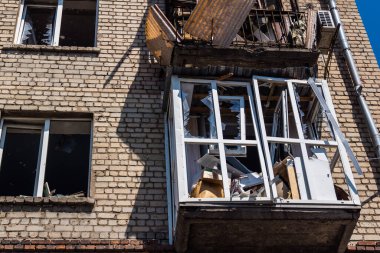 Kharkiv, Ukrayna, 7 Temmuz 2025 Kharkiv şehir merkezine Rus Şaban İHA 'ları saldırdı. Hasar, çok sayıda dükkan, yangın çıkan binalar ve çok sayıda pencerenin tahrip edilmesiyle büyük çapta gerçekleşti..