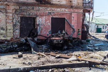 Kharkiv, Ukrayna, 7 Temmuz 2025 Kharkiv şehir merkezine Rus Şaban İHA 'ları saldırdı. Hasar, çok sayıda dükkan, yangın çıkan binalar ve çok sayıda pencerenin tahrip edilmesiyle büyük çapta gerçekleşti..