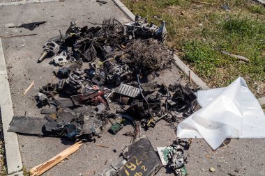 Kharkiv, Ukrayna, 7 Temmuz 2025 Savaş Suçları Savcıları tarafından İHA enkazı toplandı. Şehir merkezine Rus Shahed İHA 'ları saldırdı. Sokak tamamen harap oldu ve hasar çok büyüktü..