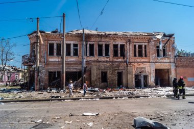 Kharkiv, Ukrayna, 7 Temmuz 2025 Kharkiv şehir merkezine Rus Şaban İHA 'ları saldırdı. Hasar, çok sayıda dükkan, yangın çıkan binalar ve çok sayıda pencerenin tahrip edilmesiyle büyük çapta gerçekleşti..