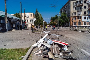 Kharkiv, Ukrayna, 7 Temmuz 2025 Kharkiv şehir merkezine Rus Şaban İHA 'ları saldırdı. Hasar, çok sayıda dükkan, yangın çıkan binalar ve çok sayıda pencerenin tahrip edilmesiyle büyük çapta gerçekleşti..