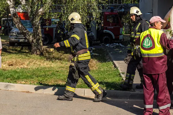 Kharkiv, Ukrayna, 7 Temmuz 2025. İtfaiyeciler, Rus Şaban uçaklarının çarptığı Kharkiv 'deki bir yerleşim yerine gidiyorlar. Birçok apartman yanarken hasar çok büyük..