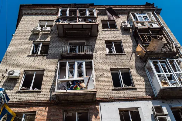 Kharkiv, Ukrayna, 7 Temmuz 2025 Kharkiv şehir merkezine Rus Şaban İHA 'ları saldırdı. Hasar, çok sayıda dükkan, yangın çıkan binalar ve çok sayıda pencerenin tahrip edilmesiyle büyük çapta gerçekleşti..