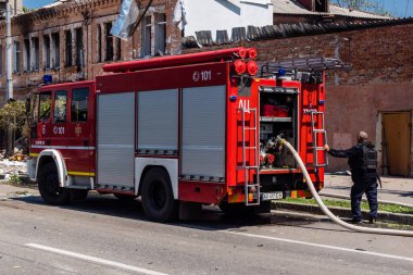 Kharkiv, Ukrayna, 7 Temmuz 2025 itfaiye araçları Kharkiv 'in şehir merkezine park edildi. Sokak tamamen harap oldu ve hasar çok büyüktü..
