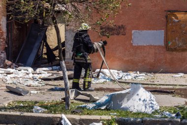 Kharkiv, Ukrayna, 7 Temmuz 2025. İtfaiyeciler, Rus Şaban uçaklarının çarptığı Harkiv şehir merkezinde çalışıyorlar. Sokak tamamen harap oldu ve hasar çok büyüktü..