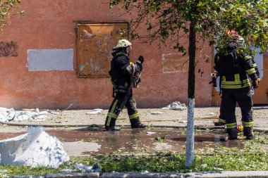 Kharkiv, Ukrayna, 7 Temmuz 2025. İtfaiyeciler, Rus Şaban uçaklarının çarptığı Harkiv şehir merkezinde çalışıyorlar. Sokak tamamen harap oldu ve hasar çok büyüktü..