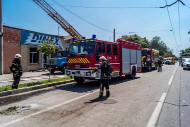 Kharkiv, Ukrayna, 7 Temmuz 2025 itfaiye araçları Kharkiv 'in şehir merkezine park edildi. Sokak tamamen harap oldu ve hasar çok büyüktü..
