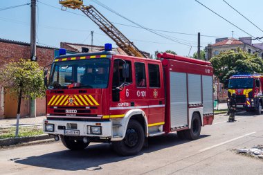 Kharkiv, Ukrayna, 7 Temmuz 2025 itfaiye araçları Kharkiv 'in şehir merkezine park edildi. Sokak tamamen harap oldu ve hasar çok büyüktü..