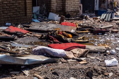 Kharkiv, Ukrayna, 7 Temmuz 2025 Kharkiv şehir merkezine Rus Şaban İHA 'ları saldırdı. Hasar, çok sayıda dükkan, yangın çıkan binalar ve çok sayıda pencerenin tahrip edilmesiyle büyük çapta gerçekleşti..