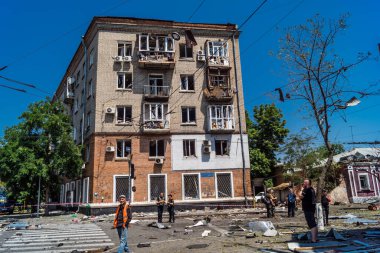 Kharkiv, Ukrayna, 7 Temmuz 2025 Kharkiv şehir merkezine Rus Şaban İHA 'ları saldırdı. Hasar, çok sayıda dükkan, yangın çıkan binalar ve çok sayıda pencerenin tahrip edilmesiyle büyük çapta gerçekleşti..