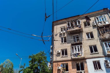 Kharkiv, Ukrayna, 7 Temmuz 2025 Kharkiv şehir merkezine Rus Şaban İHA 'ları saldırdı. Hasar, çok sayıda dükkan, yangın çıkan binalar ve çok sayıda pencerenin tahrip edilmesiyle büyük çapta gerçekleşti..