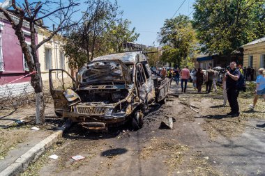 Kharkiv, Ukrayna. 7 Temmuz 2025 'te saldırı yerinde araçlar imha edildi. Harkiv 'in şehir merkezine Rus Şahin İHA' ları çarpmış. Sokak tamamen harap oldu ve hasar çok büyüktü..