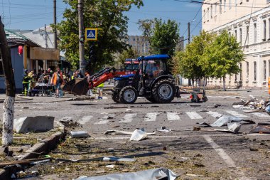 Kharkiv, Ukrayna, 7 Temmuz 2025. Temizlikçiler, Rus Shahed İHA 'larının çarptığı şehir merkezinde çalışıyorlar. Çok sayıda dükkan, bina yangını ve çok sayıda pencerenin tahrip olmasıyla hasar büyük.
