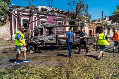 Kharkiv, Ukrayna, 7 Temmuz 2025 Kharkiv şehir merkezine Rus Şaban İHA 'ları saldırdı. Hasar, çok sayıda dükkan, yangın çıkan binalar ve çok sayıda pencerenin tahrip edilmesiyle büyük çapta gerçekleşti..