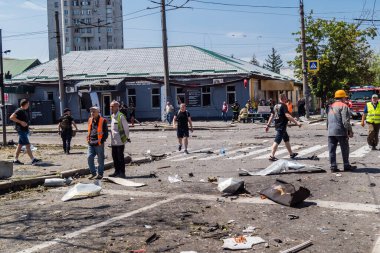 Kharkiv, Ukrayna, 7 Temmuz 2025 Kharkiv şehir merkezine Rus Şaban İHA 'ları saldırdı. Hasar, çok sayıda dükkan, yangın çıkan binalar ve çok sayıda pencerenin tahrip edilmesiyle büyük çapta gerçekleşti..