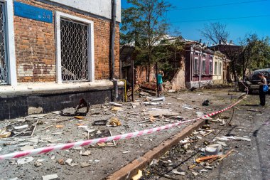 Kharkiv, Ukrayna, 7 Temmuz 2025 Kharkiv şehir merkezine Rus Şaban İHA 'ları saldırdı. Hasar, çok sayıda dükkan, yangın çıkan binalar ve çok sayıda pencerenin tahrip edilmesiyle büyük çapta gerçekleşti..