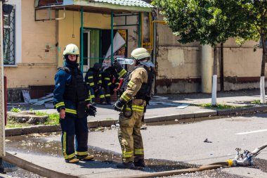 Kharkiv, Ukrayna, 7 Temmuz 2025. İtfaiyeciler, Rus Şaban uçaklarının çarptığı Harkiv şehir merkezinde çalışıyorlar. Sokak tamamen harap oldu ve hasar çok büyüktü..