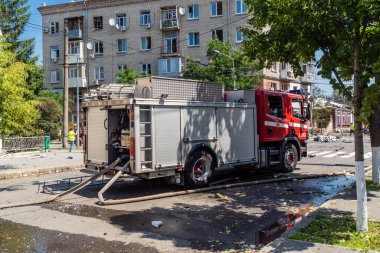 Kharkiv, Ukrayna, 7 Temmuz 2025 itfaiye araçları Kharkiv 'in şehir merkezine park edildi. Sokak tamamen harap oldu ve hasar çok büyüktü..