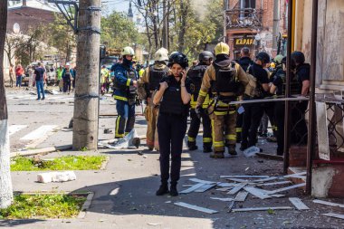 Kharkiv, Ukrayna, 7 Temmuz 2025, Harkiv şehir merkezinde çalışan polis Rus Şahin uçaklarının saldırısına uğruyor. Sokak tamamen harap oldu ve hasar çok büyüktü..