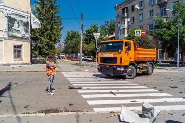 Kharkiv, Ukrayna, 7 Temmuz 2025. Temizlikçiler, Rus Shahed İHA 'larının çarptığı şehir merkezinde çalışıyorlar. Çok sayıda dükkan, bina yangını ve çok sayıda pencerenin tahrip olmasıyla hasar büyük.