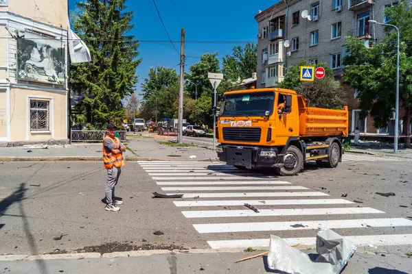 Kharkiv, Ukrayna, 7 Temmuz 2025. Temizlikçiler, Rus Shahed İHA 'larının çarptığı şehir merkezinde çalışıyorlar. Çok sayıda dükkan, bina yangını ve çok sayıda pencerenin tahrip olmasıyla hasar büyük.