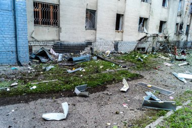 Kharkiv, Ukrayna, 7 Temmuz 2025 Kharkiv 'deki bir binaya iki Rus Şaban uçağı çarpmış. Hasar çok fazlaydı, birkaç daire yandı ve sayısız pencere yıkıldı..