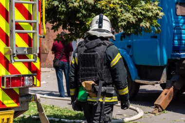 Kharkiv, Ukrayna, 7 Temmuz 2025. İtfaiyeciler, Rus Şaban uçaklarının çarptığı Harkiv şehir merkezinde çalışıyorlar. Sokak tamamen harap oldu ve hasar çok büyüktü..