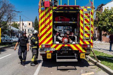 Kharkiv, Ukrayna, 7 Temmuz 2025 itfaiye araçları Kharkiv 'in şehir merkezine park edildi. Sokak tamamen harap oldu ve hasar çok büyüktü..
