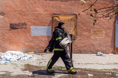 Kharkiv, Ukrayna, 7 Temmuz 2025. İtfaiyeciler, Rus Şaban uçaklarının çarptığı Harkiv şehir merkezinde çalışıyorlar. Sokak tamamen harap oldu ve hasar çok büyüktü..