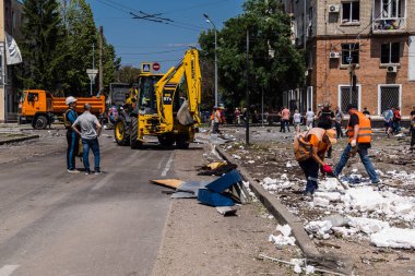 Kharkiv, Ukrayna, 7 Temmuz 2025. Temizlikçiler, Rus Shahed İHA 'larının çarptığı şehir merkezinde çalışıyorlar. Çok sayıda dükkan, bina yangını ve çok sayıda pencerenin tahrip olmasıyla hasar büyük.