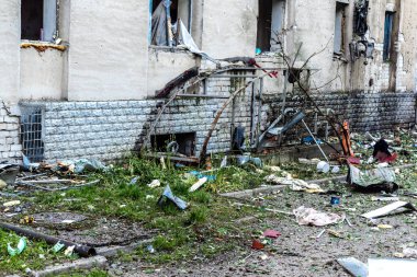 Kharkiv, Ukrayna, 7 Temmuz 2025 Kharkiv 'deki bir binaya iki Rus Şaban uçağı çarpmış. Hasar çok fazlaydı, birkaç daire yandı ve sayısız pencere yıkıldı..