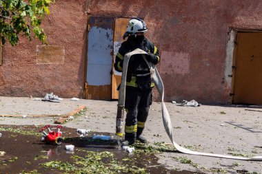 Kharkiv, Ukrayna, 7 Temmuz 2025. İtfaiyeciler, Rus Şaban uçaklarının çarptığı Harkiv şehir merkezinde çalışıyorlar. Sokak tamamen harap oldu ve hasar çok büyüktü..