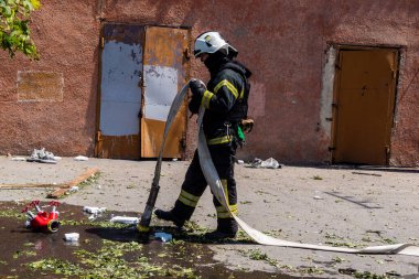 Kharkiv, Ukrayna, 7 Temmuz 2025. İtfaiyeciler, Rus Şaban uçaklarının çarptığı Harkiv şehir merkezinde çalışıyorlar. Sokak tamamen harap oldu ve hasar çok büyüktü..