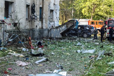 Kharkiv, Ukrayna, 7 Temmuz 2025 Kharkiv 'deki bir binaya iki Rus Şaban uçağı çarpmış. Hasar çok fazlaydı, birkaç daire yandı ve sayısız pencere yıkıldı..