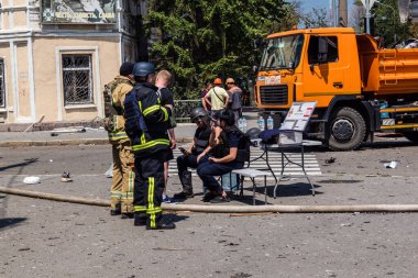 Kharkiv, Ukrayna, 7 Temmuz 2025. İtfaiyeciler, Rus Şaban uçaklarının çarptığı Harkiv şehir merkezinde çalışıyorlar. Sokak tamamen harap oldu ve hasar çok büyüktü..