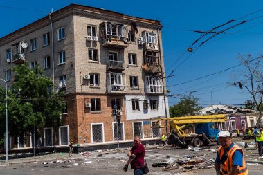 Kharkiv, Ukrayna, 7 Temmuz 2025 Kharkiv şehir merkezine Rus Şaban İHA 'ları saldırdı. Hasar, çok sayıda dükkan, yangın çıkan binalar ve çok sayıda pencerenin tahrip edilmesiyle büyük çapta gerçekleşti..