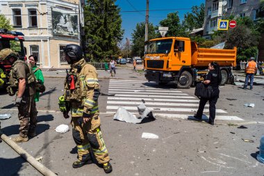 Kharkiv, Ukrayna, 7 Temmuz 2025. İtfaiyeciler, Rus Şaban uçaklarının çarptığı Harkiv şehir merkezinde çalışıyorlar. Sokak tamamen harap oldu ve hasar çok büyüktü..