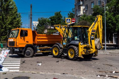 Kharkiv, Ukrayna, 7 Temmuz 2025. Temizlikçiler, Rus Shahed İHA 'larının çarptığı şehir merkezinde çalışıyorlar. Çok sayıda dükkan, bina yangını ve çok sayıda pencerenin tahrip olmasıyla hasar büyük.