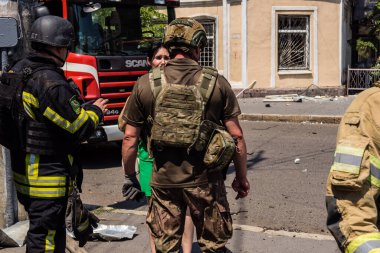 Kharkiv, Ukrayna, 7 Temmuz 2025. İtfaiyeciler, Rus Şaban uçaklarının çarptığı Harkiv şehir merkezinde çalışıyorlar. Sokak tamamen harap oldu ve hasar çok büyüktü..