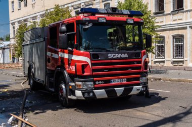 Kharkiv, Ukrayna, 7 Temmuz 2025 itfaiye araçları Kharkiv 'in şehir merkezine park edildi. Sokak tamamen harap oldu ve hasar çok büyüktü..