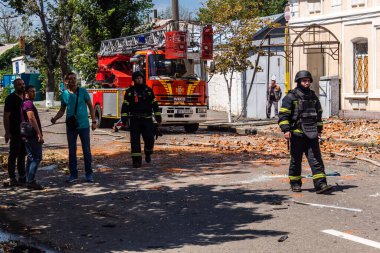 Kharkiv, Ukrayna, 7 Temmuz 2025. İtfaiyeciler, Rus Şaban uçaklarının çarptığı Harkiv şehir merkezinde çalışıyorlar. Sokak tamamen harap oldu ve hasar çok büyüktü..