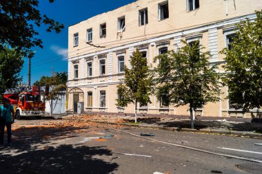 Kharkiv, Ukrayna, 7 Temmuz 2025 Kharkiv şehir merkezine Rus Şaban İHA 'ları saldırdı. Hasar, çok sayıda dükkan, yangın çıkan binalar ve çok sayıda pencerenin tahrip edilmesiyle büyük çapta gerçekleşti..