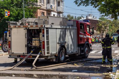 Kharkiv, Ukrayna, 7 Temmuz 2025 itfaiye araçları Kharkiv 'in şehir merkezine park edildi. Sokak tamamen harap oldu ve hasar çok büyüktü..