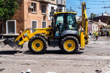 Kharkiv, Ukrayna, 7 Temmuz 2025. Temizlikçiler, Rus Shahed İHA 'larının çarptığı şehir merkezinde çalışıyorlar. Çok sayıda dükkan, bina yangını ve çok sayıda pencerenin tahrip olmasıyla hasar büyük.